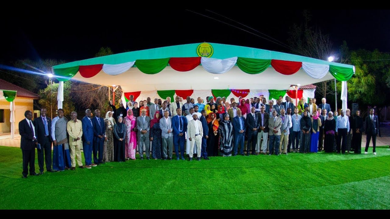 Daawo “Dal nabad ah, Dimuqraaddi ah, aragti horumarineed ku socda, nabadgeliya caalamka, jecelna inuu caalamka wax la qabsado, haddana aan la aqoonsan, laakiin iyagu is aqoonsan, ogna inay maalin cidi waliba aqoonsan doonto.”Madaxweyne Muuse Biixi
