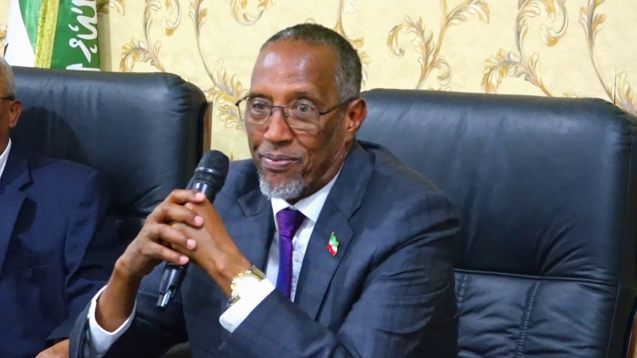 Daawo Madaxweynaha Somaliland oo qaabiley Saraakiil kala duwan oo ka soo Qalin-jebiyey dalka dibediisa + Shahaadooyin uu madaxweynuhu gudoonsiiyey