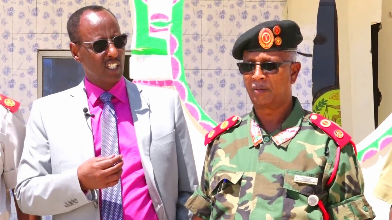 Daawo Taliyaha Ciidanka Qaranka Sareeye gaas Nuux Taani oo agaasimaha guud ee madaxtooyada Somaliland ku wareejiyey Dhismaha Madaxtooyada Cusub