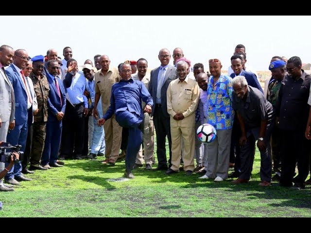 Daawo Garoonka kubadda cagta ee Cabdalle sandheere Stadium ee magaalada Berbera oo roogga casriga ah la dhigay, islamarkaana la casriyey, ayuu madaxweynuhu xadhigga ka jaray