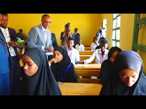 Daawo Muuqaaladii Saaka ee Imtixaamka Dalka oo uu Madaxweynaha Somaliland Daah-furay maanta isagoo gacantiisa ku qaybiyey Imtixaanaadkaasi