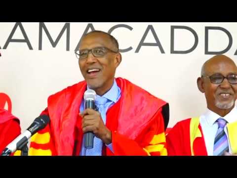 Daawo “Arday kasta oo qalinjebinaya oo koofiyad qaatayow oo qaranka iyo qoyskuba u dabbaal-degayow waa deyn dabbaal-deggaasi iyo sharaftaas, tii macallimiintu kusoo gelisay iyo ta laguugu riyaaqayaaba, hadyadna ma ahee hawl baa lagaa rabaa inaad qabato.” Madaxweyne Biixi