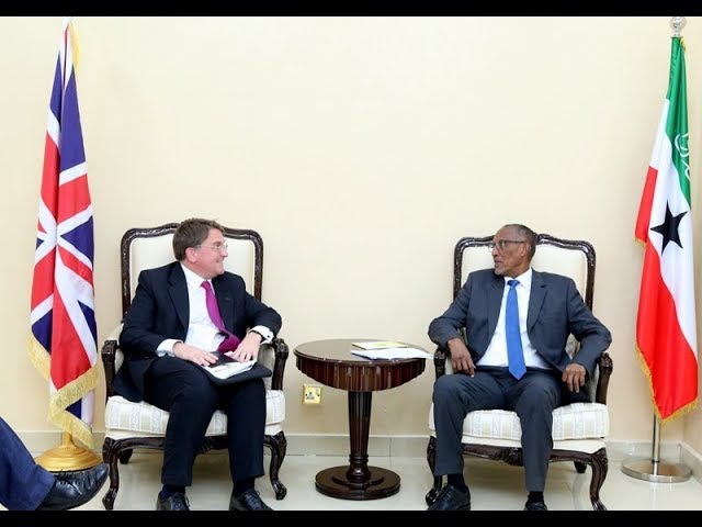 Daawo Madaxweynaha Somaliland oo xafiiskiisa ku qaabilay wefti ballaadhan oo uu hoggaaminayo safiirka Ingiriiska u qaabilsan dalalka Somaliland iyo Soomaaliya, Amb. Ben Fender