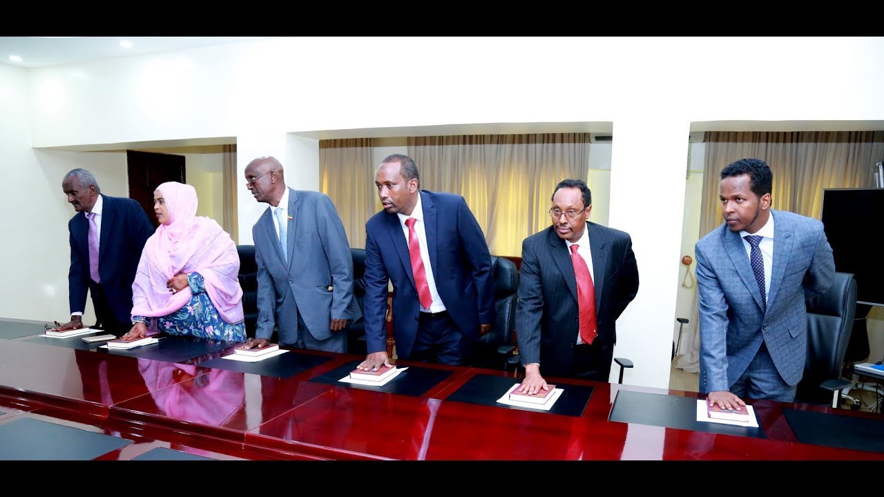 Daawo Guddoomiyaha maxkamadda sare ee Jamhuuriyadda Somaliland, Oo madaxweynaha hortiisa ku dhaariyey xubnaha cusub ee Komishanka doorashooyinka qaran ee dhawaan la dhisay