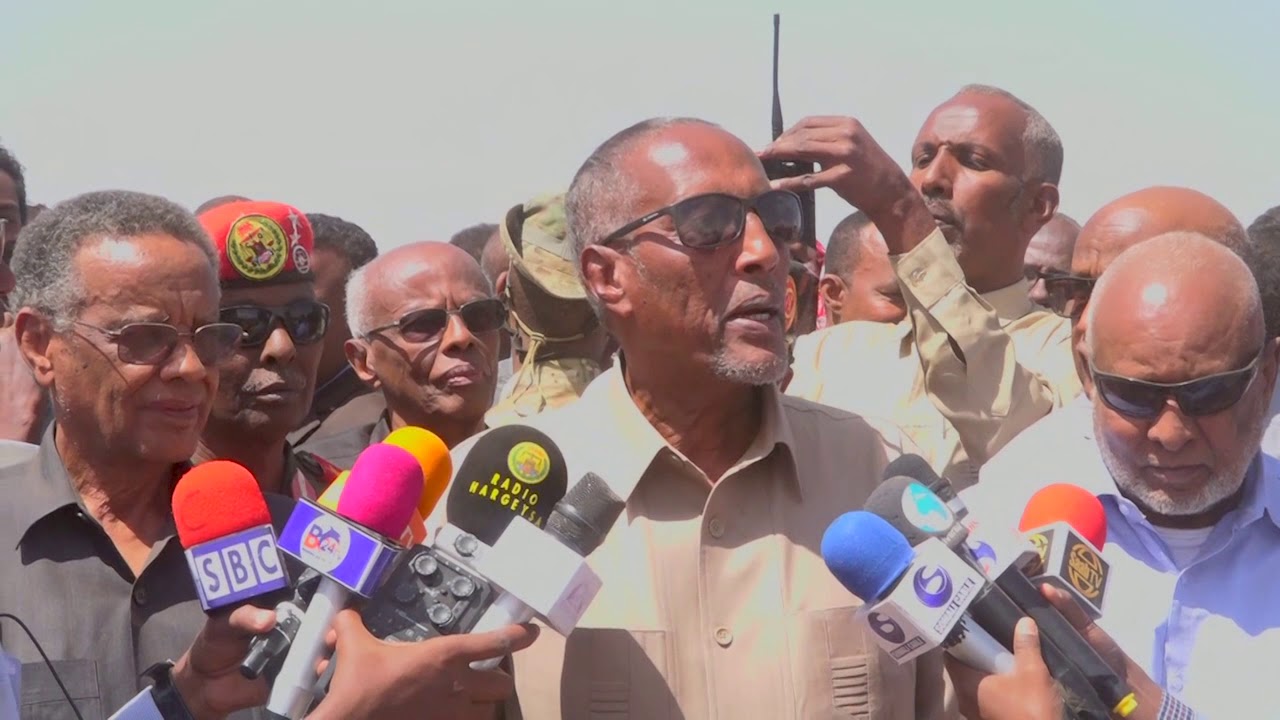 Daawo “Ninkaasi intii uu noolaa qaranka uun buu u shaqaynayey, soddonkii sanno ee ugu dambeeyey Somaliland maalintii la Aas aasay ilaa iyo maanta waxan u malaynayaa nabadgelyada nin la mid ah mooyaane nin uga badsaday dhisiddeeda iyo ilaalinteeda inaanu jirin, sarkaal hoose ayuu kasoo bilaabay iyada oo aannu xabsi jirin, ilaa maanta uu ciidanka dhan ee uu sarreeye gaaska ka ahaa ka dhismay, intaas oo taliye oo soo shaqaysayna hawlgelinta ayuun buu ahaa,” madaxweyne Muuse Biixi Cabdi