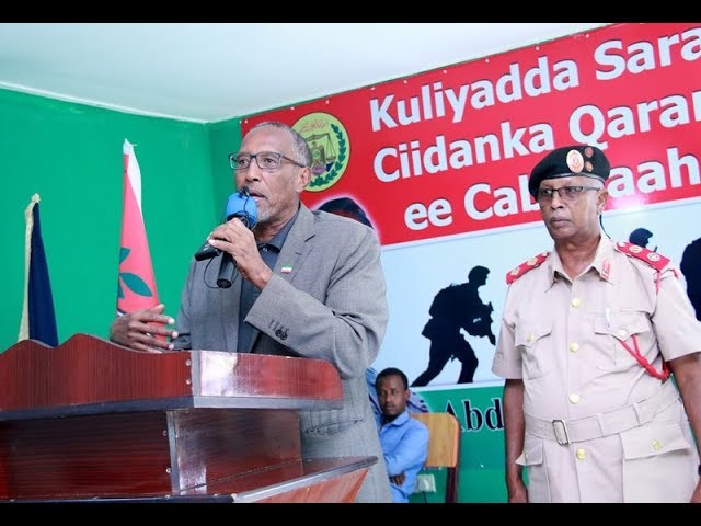 Daawo “Waxaad bilaabaysaan jidka ah aniga naftaydu waa inay ilaalisaa qaranka iyo danihiisa oo ay khatar walba u badheedhaa qof aan taas yeelinina garaaddona ma qaato askarina ma noqdo oo waa is yeel yeel uun”. Madaxweyne Muuse Biixi