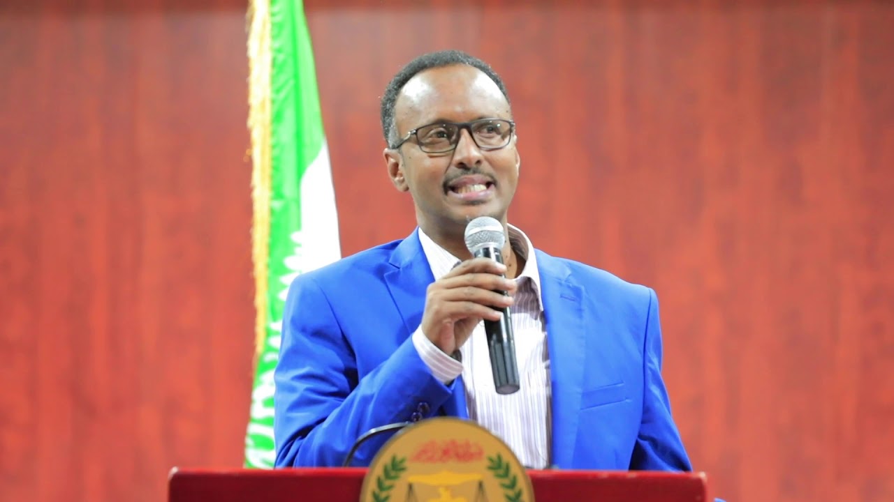 “Axmed Dheere, mar waxa uu ka badbaaday ciqaab, dad maati ah oo aan waxba galabsan in uu laayo, aakhiradiisa ayuu badbaadiyey, marna waxa uu badbaadiyey wax  bini,,, ” Guddomiye ku xigeenka koowaad ee golaha wakiilada Axmed-ayaasiin Sheekh Cali Ayaanle