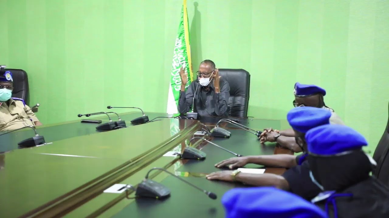 Madaxweynaha Jamhuuriyadda Somaliland Oo Qaabilay Hablo Kamid Ah Ciidanka Booliska Oo Saraakiil U Dallacay
