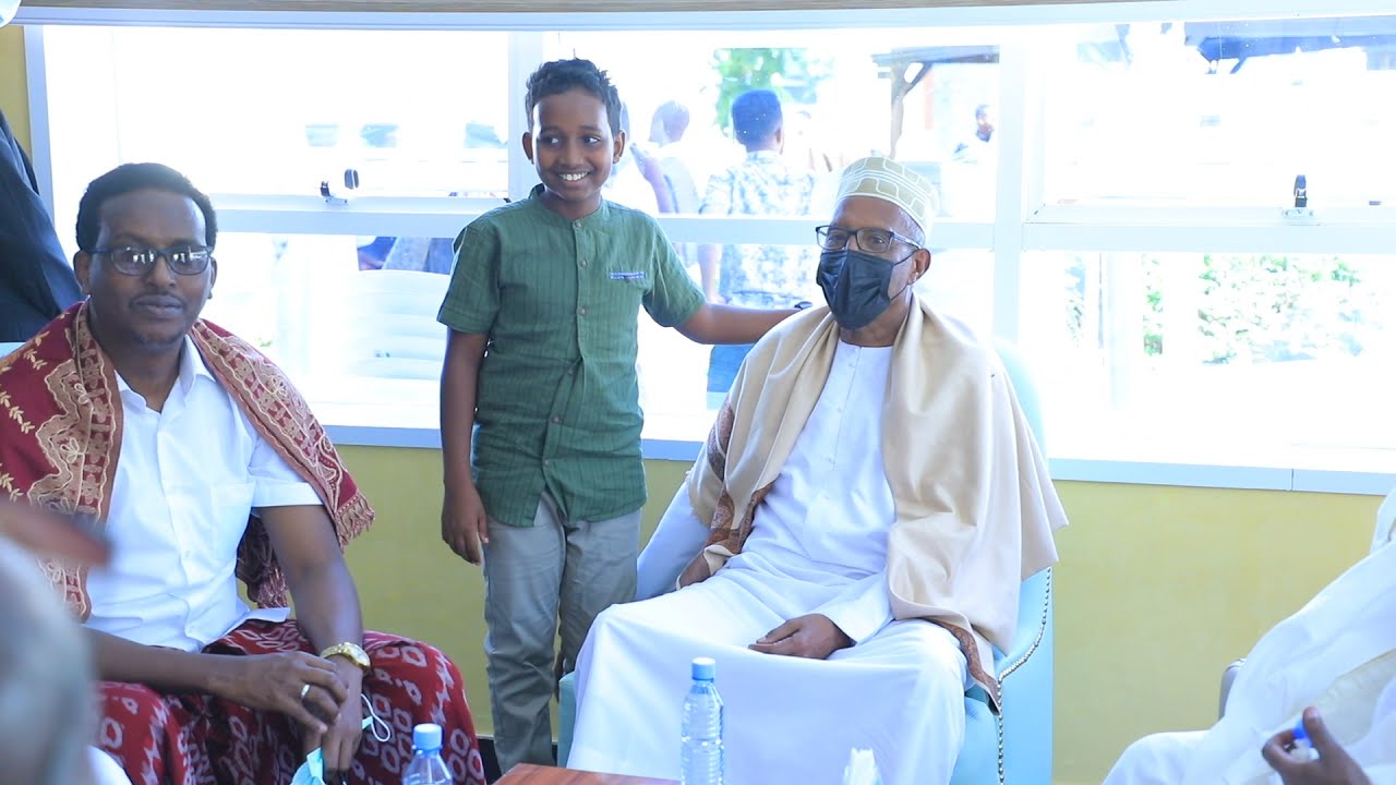 Madaxweynaha Jmahuuriyadda Somaliland, Mudane Muuse Biixi Cabdi oo Gurigiisa ku booqday Abwaan Maxamed Warsame Hadraawi, Sidoo kalena Wakhti la qaatay Bulshada ku ciidaysay Hotel-lada Ambassador iyo Casood oo uu madaxweynuhu tegay