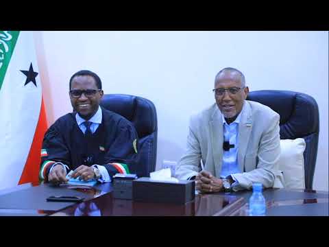 Guddoomiyaha Maxkamadda sare ee Jamhuuriyadda Somaliland, Garyaqaan Aadan Xaaji Axmed, ayaa maanta madaxweynaha hortiisa ku dhaariyey Saddexdii xubnood ee Komishanka Doorashooyinka Qaranka ee ay Shalay golaha wakiilladu ansixiyeen