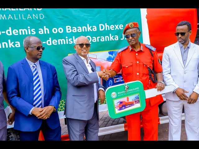 Madaxweyne ku-xigeenka JSL oo Wareejiyey Gaadhi Dab-damis ah oo Baanka dhexe ugu deeqay Ciidanka Dab-damiska