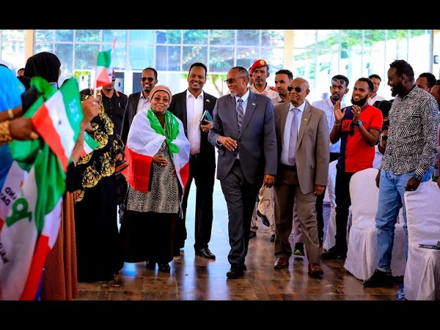 “Inay Edna caalamka guushaas kasoo dhex qaadday waa Sharaf Somaliland usoo hoyatay, waa Sharaf Afrika usoo hoyatay oo inta horumarka iyo wanaagga jecel usoo hoyatay, sidaas darteed aniga oo ku hadlaya afkii qaranka aad iyo baan kaaga mahadnaqayaa guushaas caalamiga ah ee aad keentay haddii aannu Somaliland nahay,” ayuu yidhi madaxweyne Muuse Biixi Cabdi.