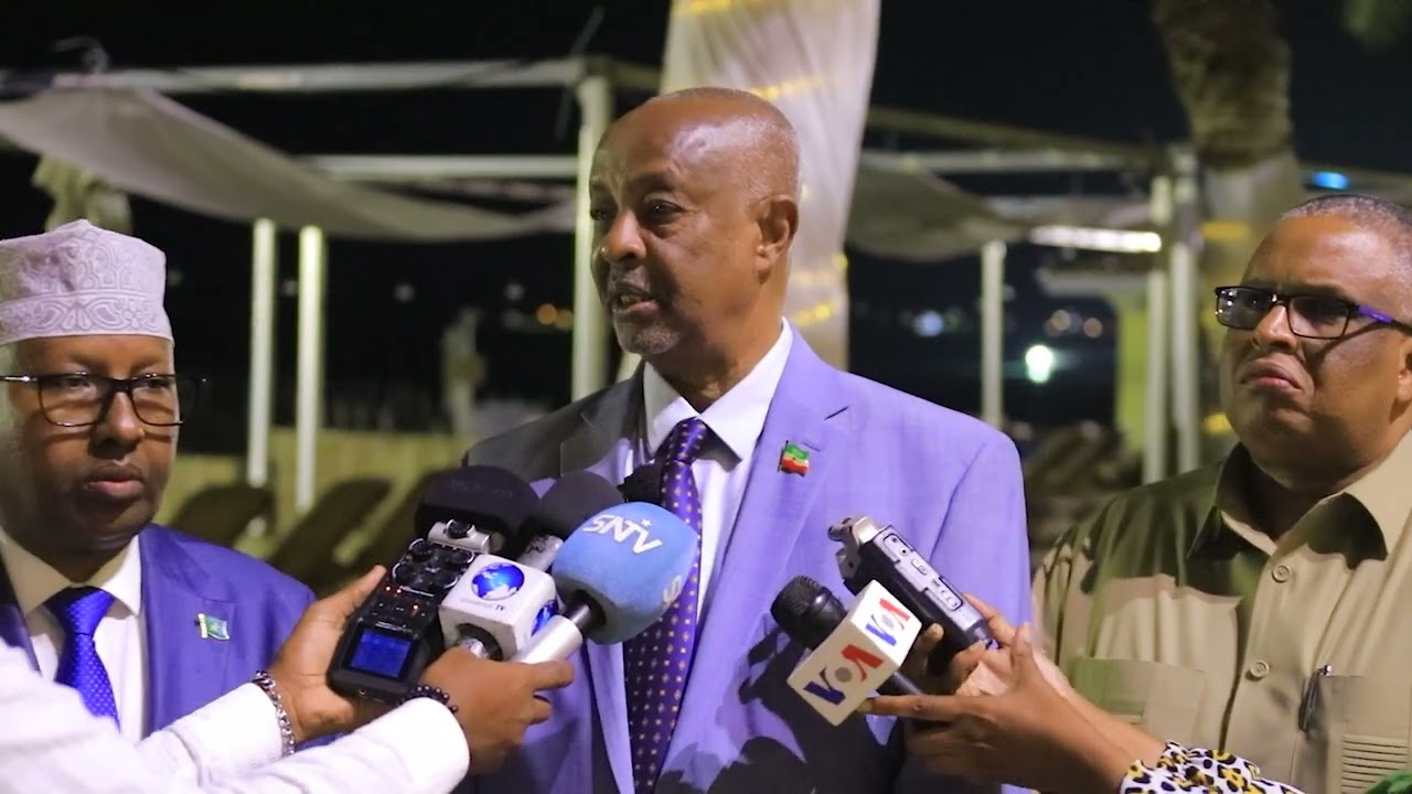 Wasiirka Arrimaha Gudaha Jamhuuriyadda Somaliland ahna Gudoomiyaha Xisbiga Kulmiye Mudane Maxamed Kaahin Axmed ayaa Bulshada u faahfaahiyey War-murtiyeedkii shirka Wada-hadalada Somaliland iyo Somaliya