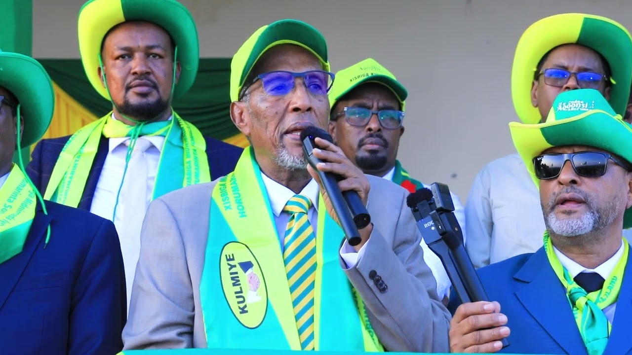 Madaxweyne Biixi Oo Shacabka reer Berbera kala qaybgalay Dhoollatus Ballaadhan oo ay ku muujinayaan