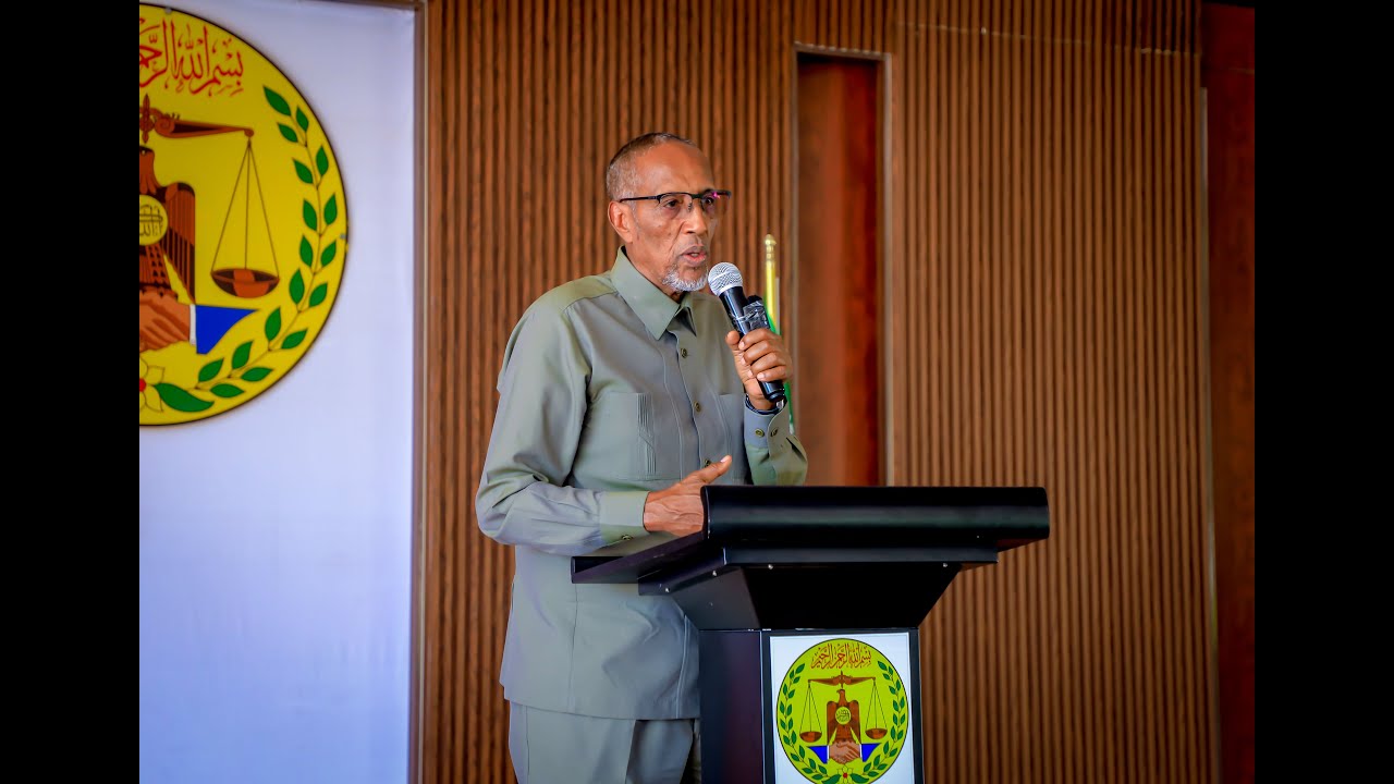 “Waxa mamnuuc ah in dadkii dalkeena nafta usoo huray oo carruurtoodii u agoomoobeen in qof dalka joogaa yidhaahdo SNM ma naqaanno oo waxba nooma tarto”