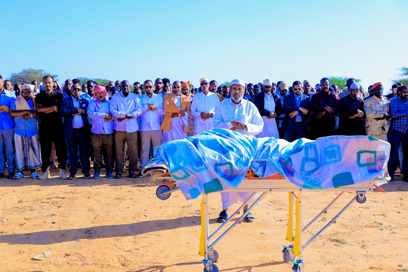 Madaxweynaha Qaranka Somaliland, mudane Muuse Biixi Cabdi ayaa galabta ka qaybgalay aas qaran oo loo sameeyey Marxuum Dr Axmed Ibraahim Obolos oo lagu aasay Xabaalaha Baqiic ee Caasimada Hargeysa