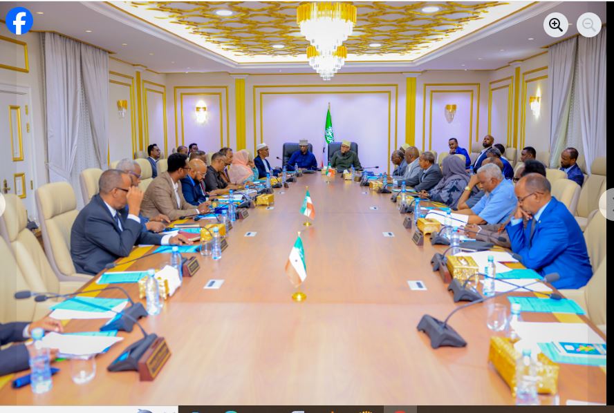 Shirka Golaha Wasiirrada oo uu Shir-gudoominayey Madaxweynaha Jamhuuriyadda Somaliland Mudane Cabdiraxmaan Maxamed Cabdilaahi (Cirro) oo uu wehelinayey Madaxweyne ku-xigeenka JSL Mudane Maxamed Cali Aw Cabdi ayaa maanta ka qabsoomay Qasriga Madaxtooyada Somaliland.