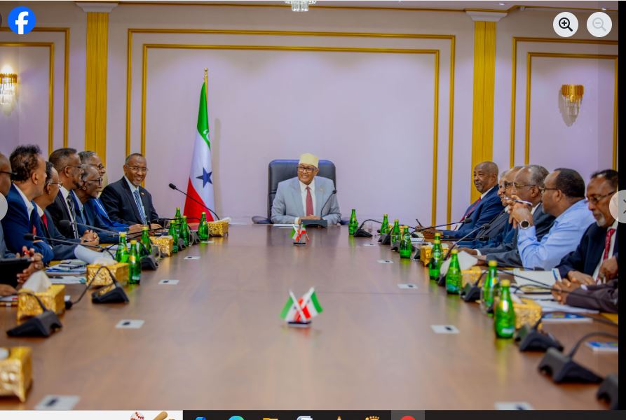 Madaxweynaha Jamhuuriyadda Somaliland Mudane Cabdiraxmaan Maxamed Cabdillaahi (Cirro), ayaa maanta kulan muhiim ah kula yeeshay Qasriga Madaxtooyada Jamhuuriyadda Somaliland Hoggaanka sare ee Saddexda Xisbi Qaran