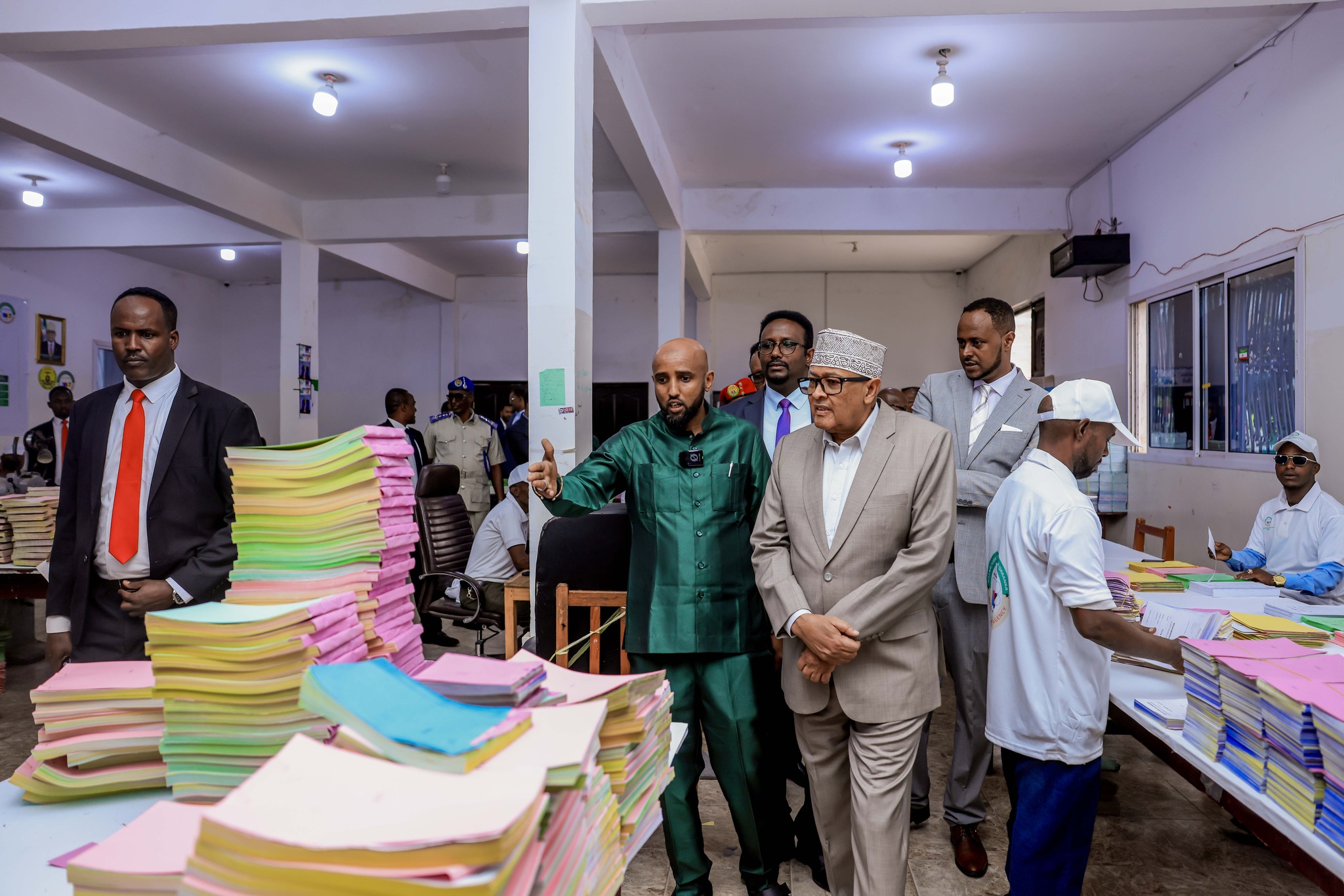 رئيس الجمهورية يقوم بجولة تفقدية الى مقر المطبعة الوطنية